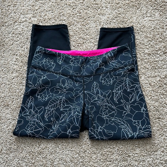 Gap fit black with white floral detailing leggings. Size medium. - Picture 1 of 10